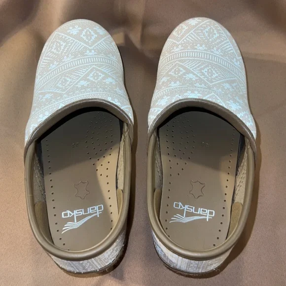 #435✅ NWOT Dansko shoes